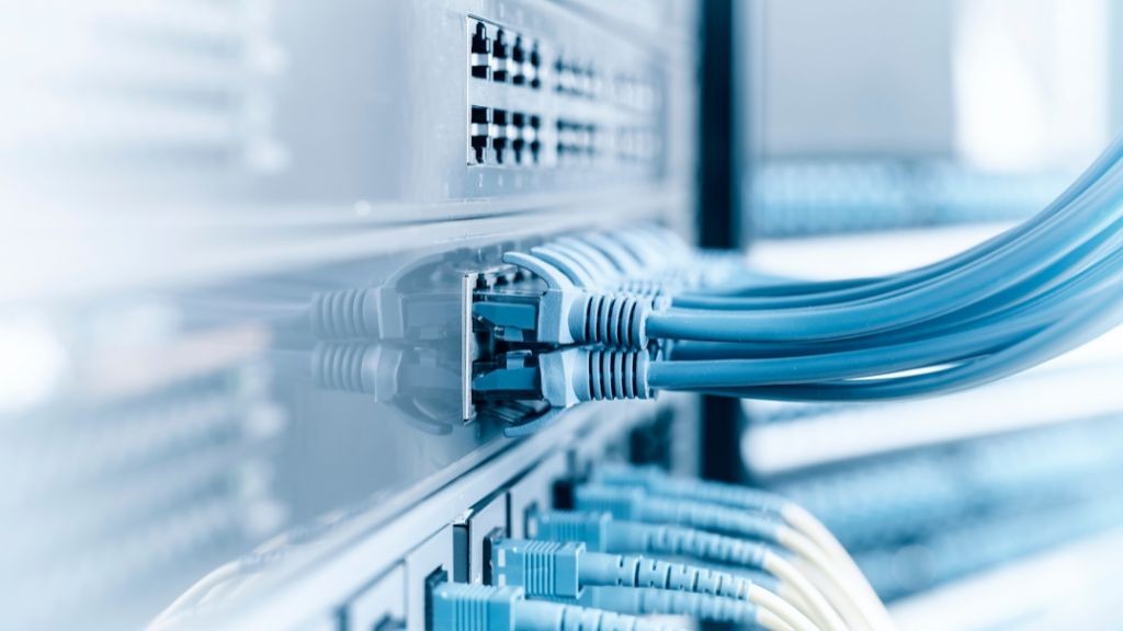 Rack de red con cableado